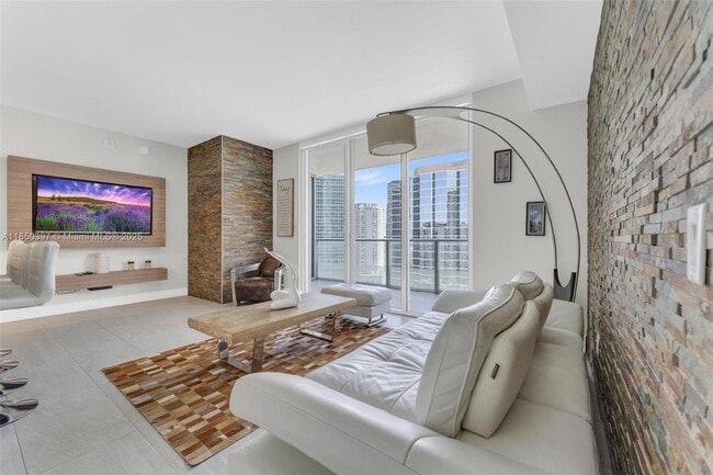 Building Photo - 1300 Brickell Bay Dr Unit 2511 Rental