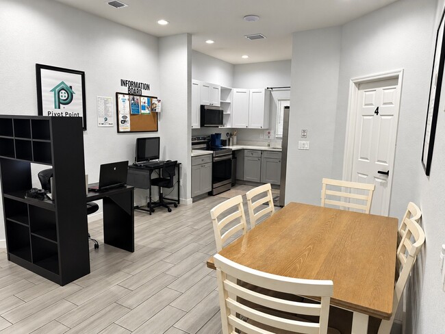 Photo - 1033 W 32nd St