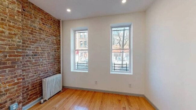 9-32 Seneca Ave