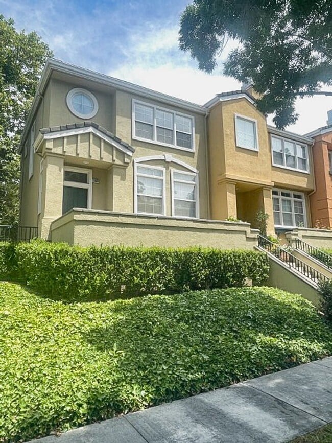 Excellent townhome in the highly desirable... - Excellent townhome in the highly desirable...