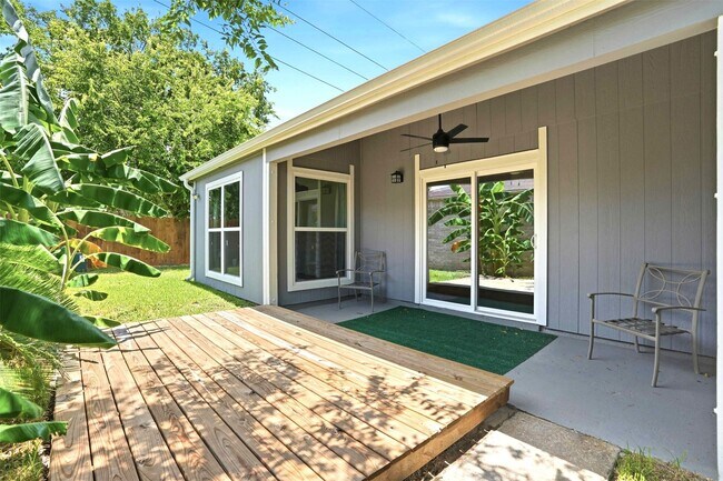 Building Photo - 16007 Ridgegreen Dr