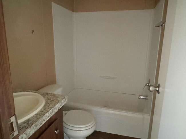 Photo - 565 Travis Wy