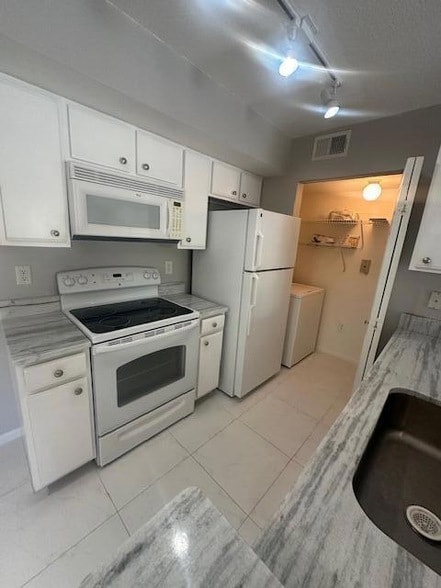 Building Photo - 141 SW Palm Dr Unit 205