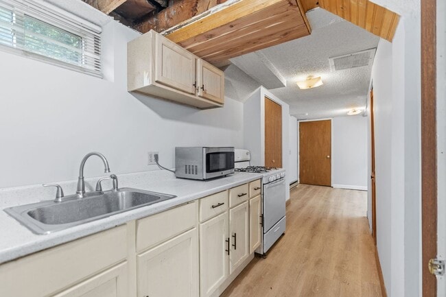 Building Photo - 4255-4257 N Thomas Ave Unit 4 Rental