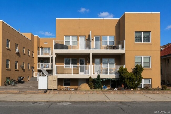 Building Photo - 251 W Broadway Unit 210