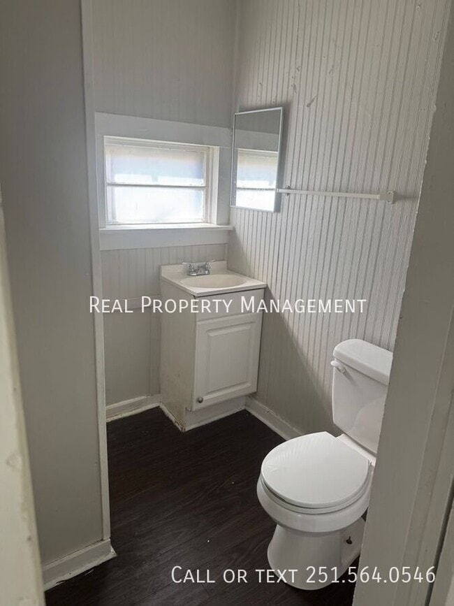 Photo - 2062 Andrews St