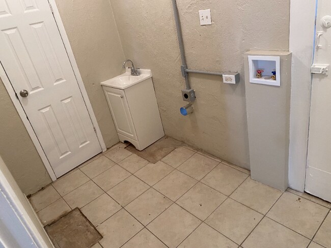 Photo - 617 E Expressway 83