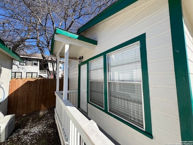 Photo - 825 W Russell Pl