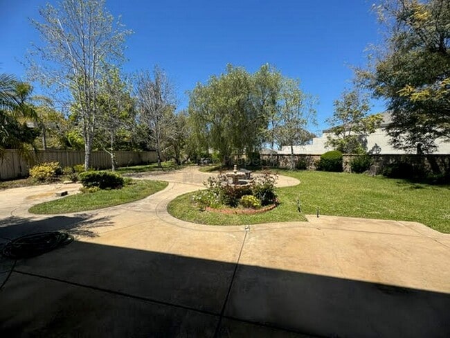 Photo - Spacious (5+bed/3bath) Home with Huge Back...