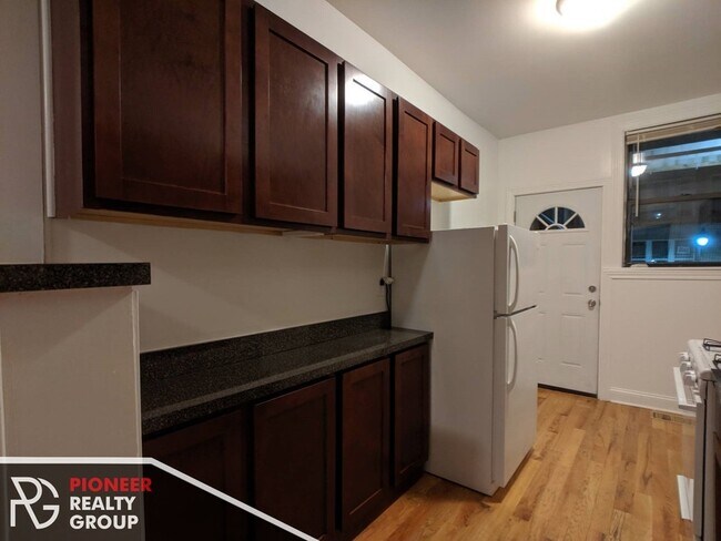 Photo - 824 W Waveland Ave Unit 1