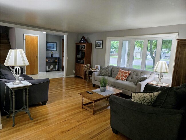 Photo - 298 Willowen Dr