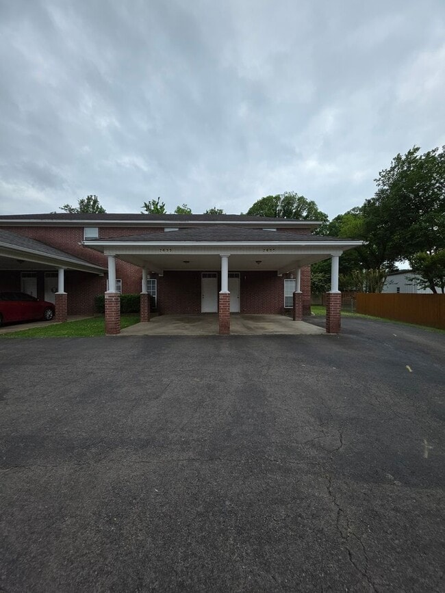 Building Photo - 2635-2635 W C St Unit 2635