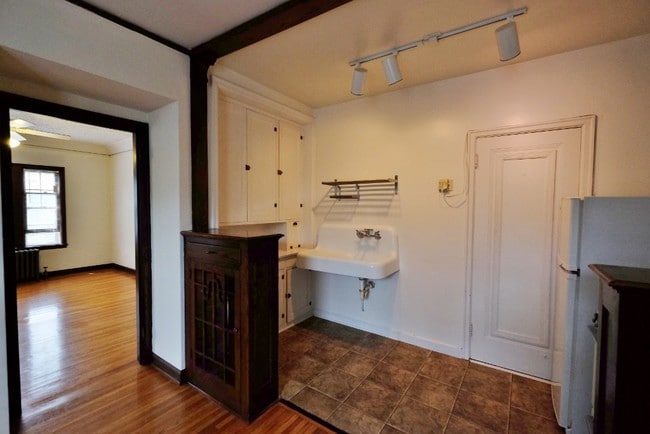 Photo - Linden Hills- 2716