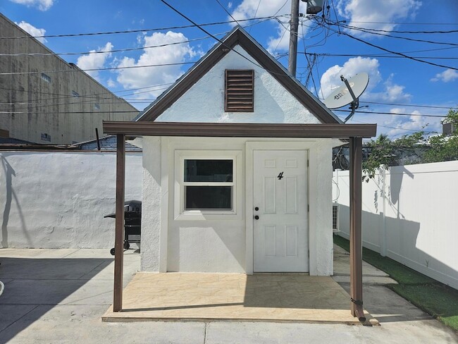 Building Photo - 425 Ardmore Rd Unit 4