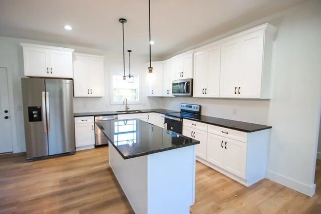 Photo - 907 Honeysuckle Ln