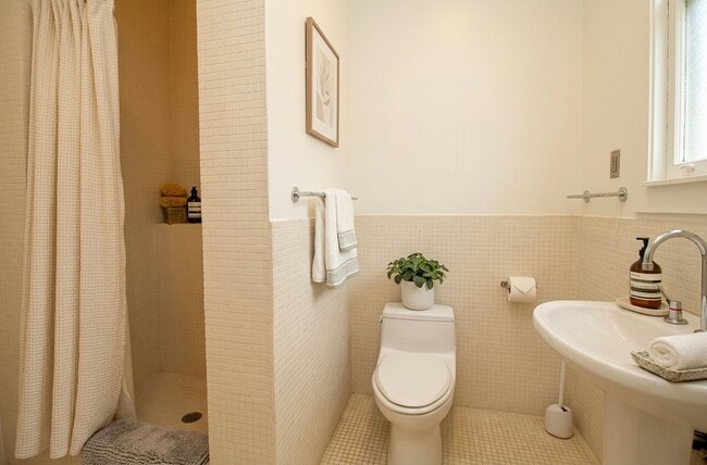 Photo - 254 Ritch St