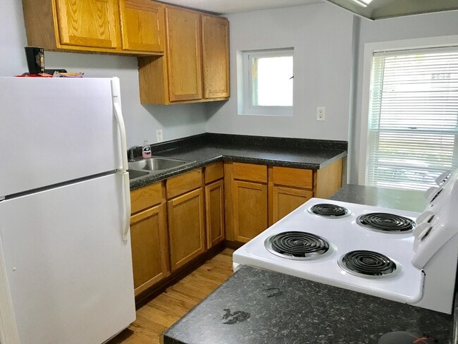 Building Photo - 410 E 9th St Unit 2