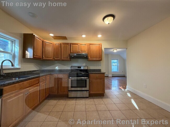 Building Photo - 102 Sycamore St Unit #3