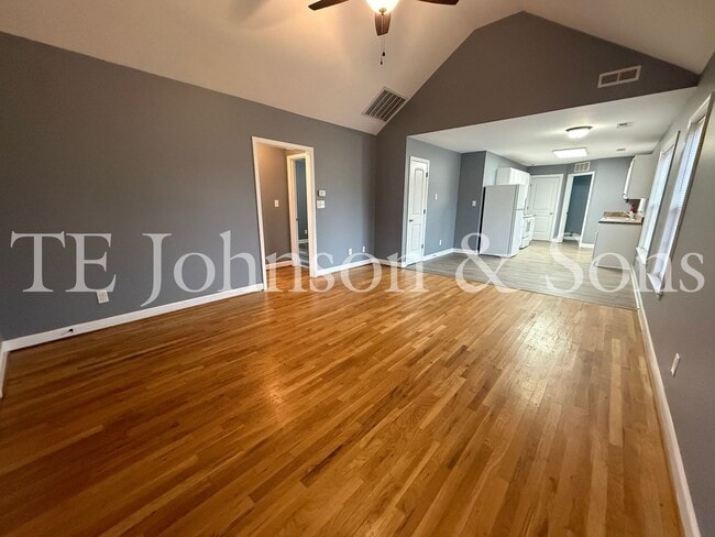 Building Photo - Charming 3 Bedroom Home with Modern Finishes on Dellwood