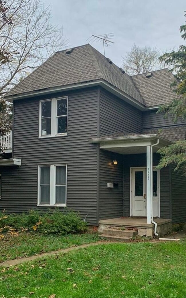 Building Photo - 1233 7th St Rental