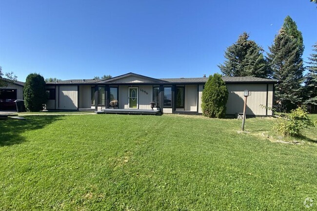 Building Photo - Kalispell Home w/oversized garage