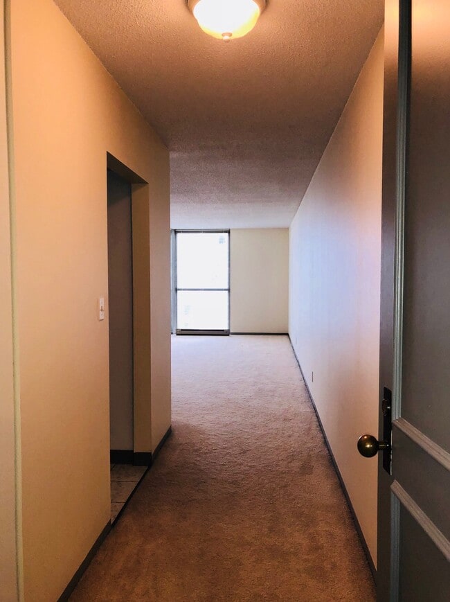 Front door Entrance - 1660 N Prospect Ave Unit 18
