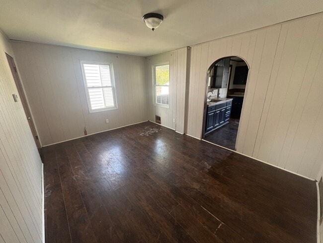 Photo - 920 Vankirk St