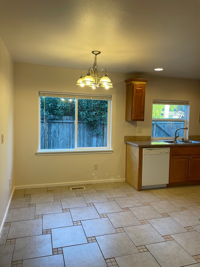 Kitchen/ dining - 12434 SE Reedway St