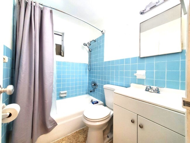 Baño de azulejos con bañera - 701 124th Street Gulf