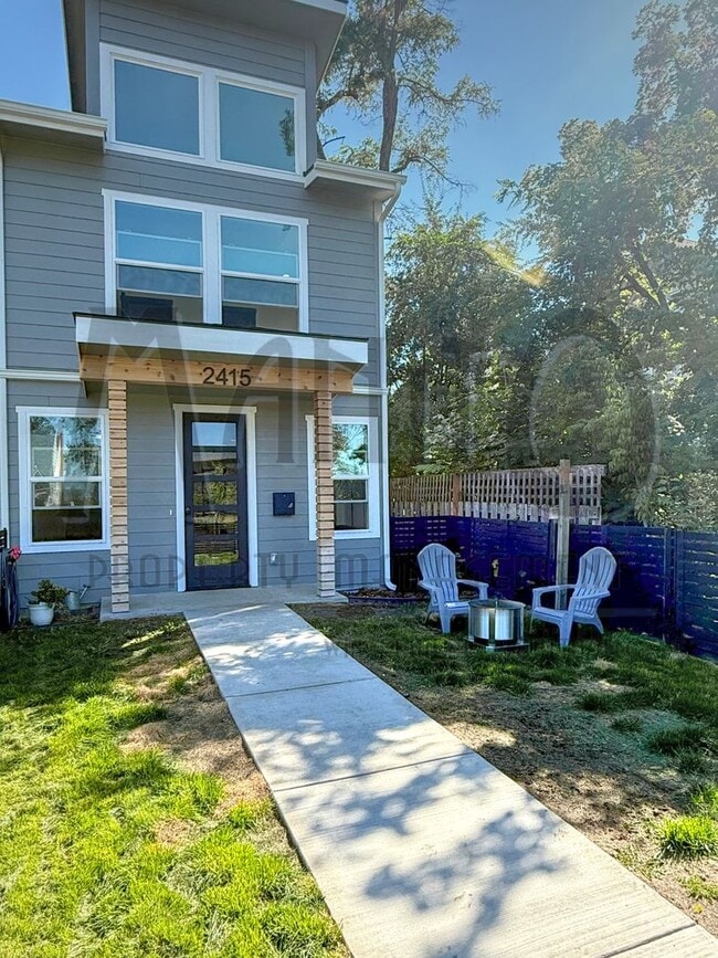 Building Photo - Beautiful Townhouse Steps From Centennial ...
