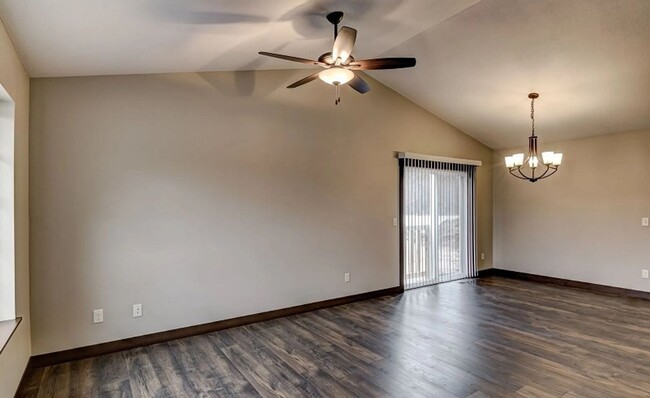 Beautiful Twin Home on the North Side of E... - Beautiful Twin Home on the North Side of E...