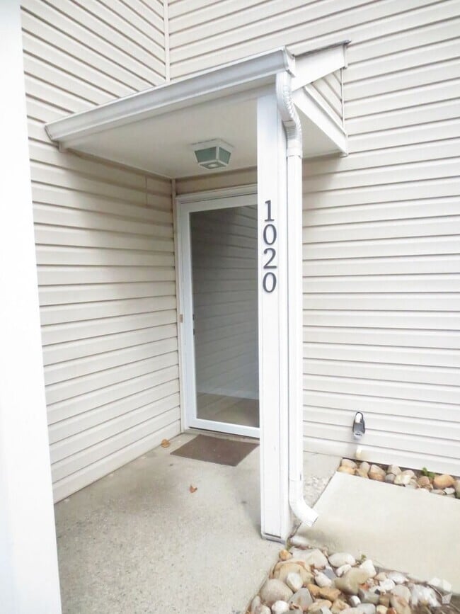 Building Photo - 2 BR, 1 BA Condo Military HWY & Indian Riv...