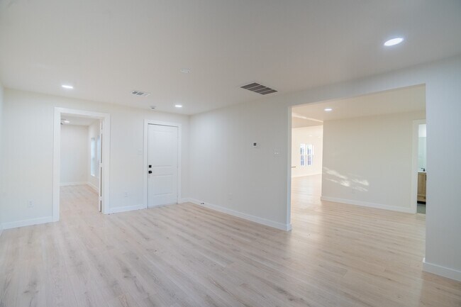 Photo - 1310 E 34th St