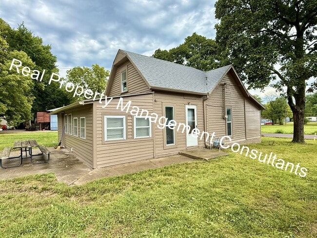 Photo - 3 Bedroom with Spacious Backyard