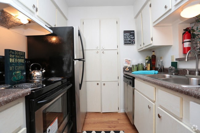 1BR, 1.5BA 711SF - Kitchen