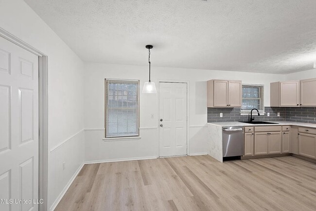Photo - 18 Begonia Ct
