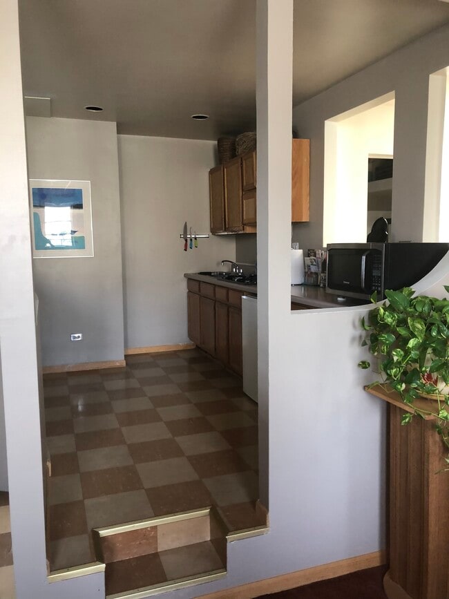 Step up to full kitchen - 3313 N Clark St Unit 3R