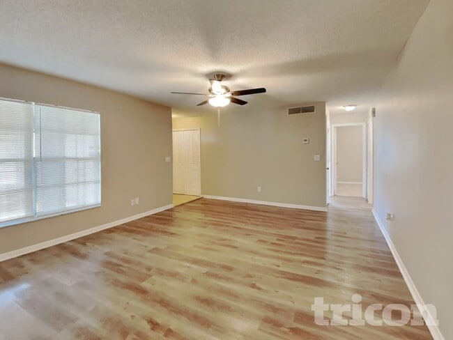 Photo - 1002 Saxon Ct