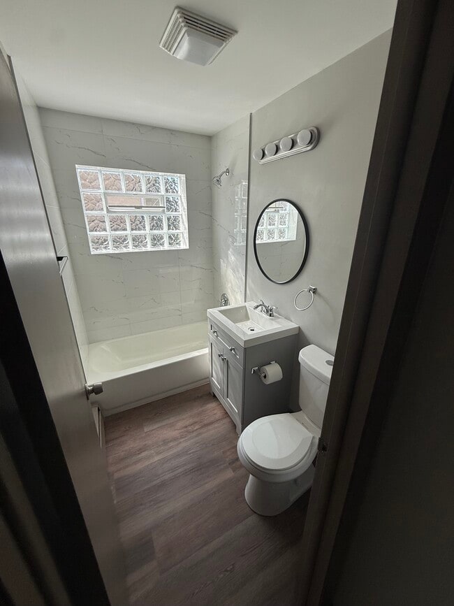 Photo - 4605 Maple Ave Unidad #4