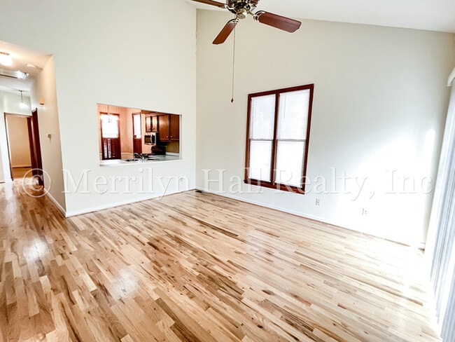 Charming Townhome with Garage! Close to the interstate and shopping!