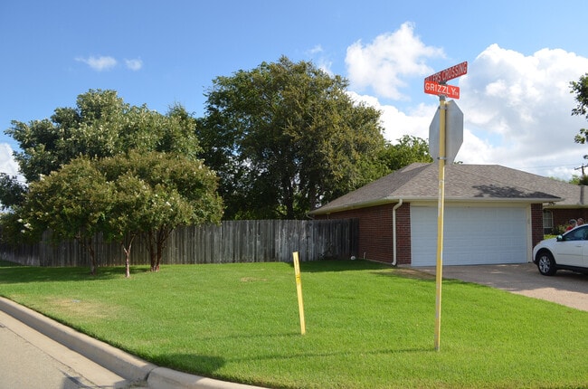 Photo - Fantastic 4BR/2BA in Highly Sought After Country Trails!