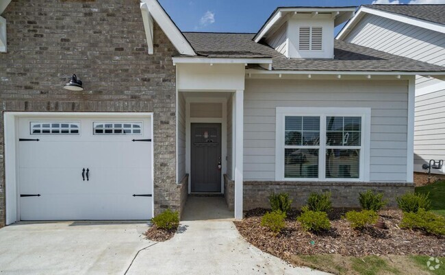 Building Photo - 3 Bedroom Home With Spacious Garage