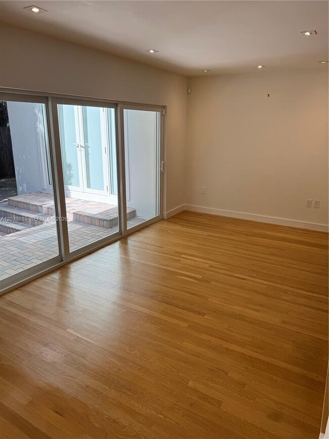 Photo - 3865 Poinciana Ave