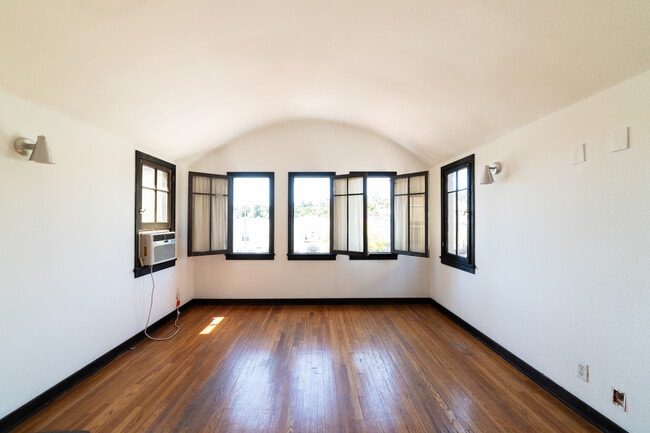836 Silverlake Blvd-