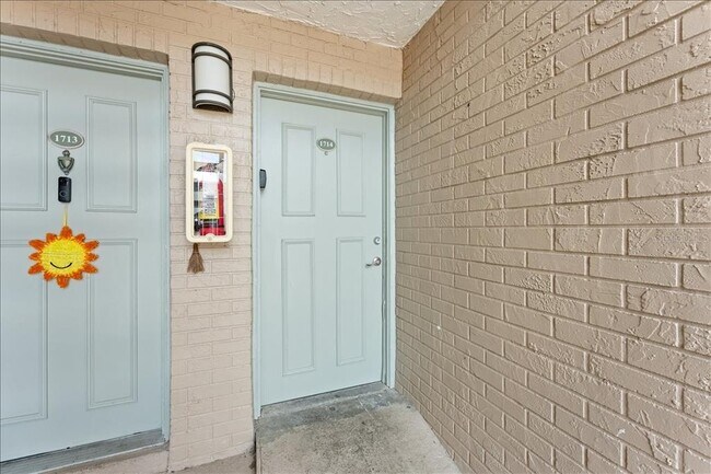 Photo - 7210 N Manhattan Ave Unidad 1714