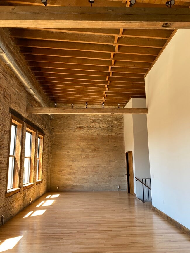 Building Photo - 403 Main St Unit 3A