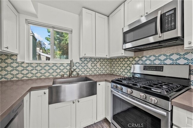Photo - 22117 Burbank Blvd