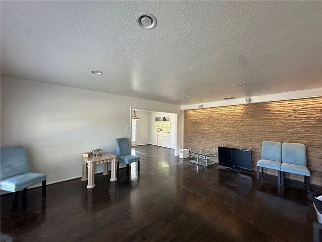 Photo - 301 Bermuda Pl