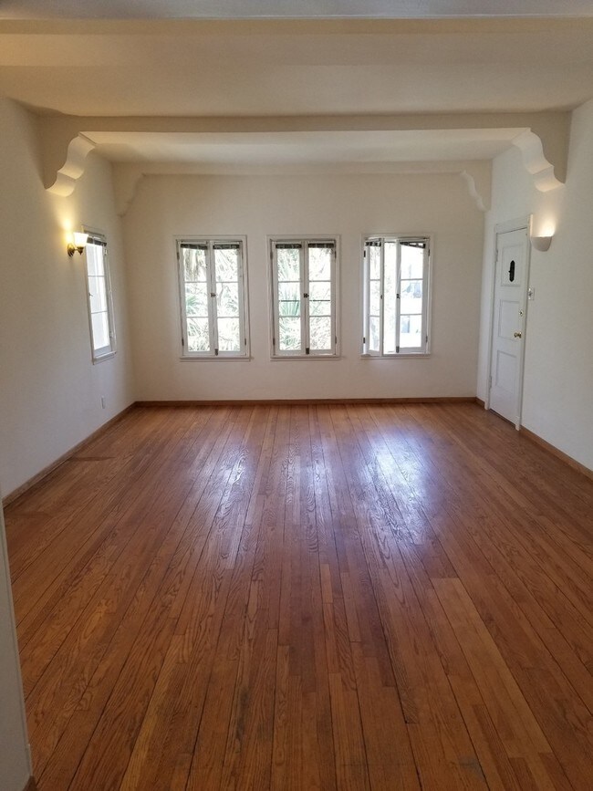 Photo - 855 S Shenandoah St Unidad 4