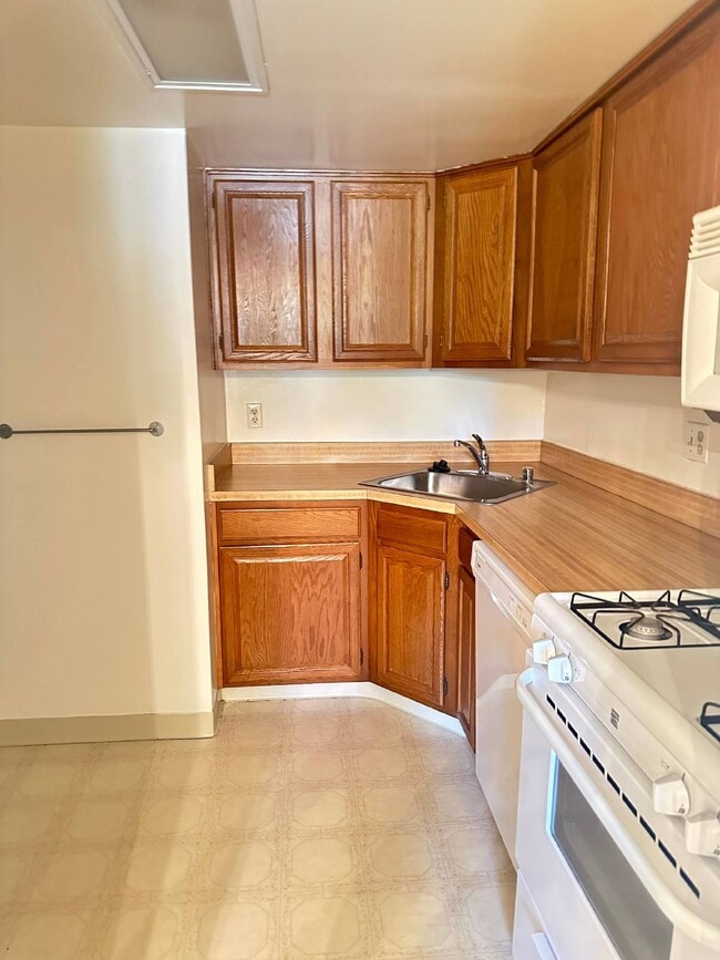 Photo - Spacious 2 bed 2 bath condo in Reston! Unit 12B